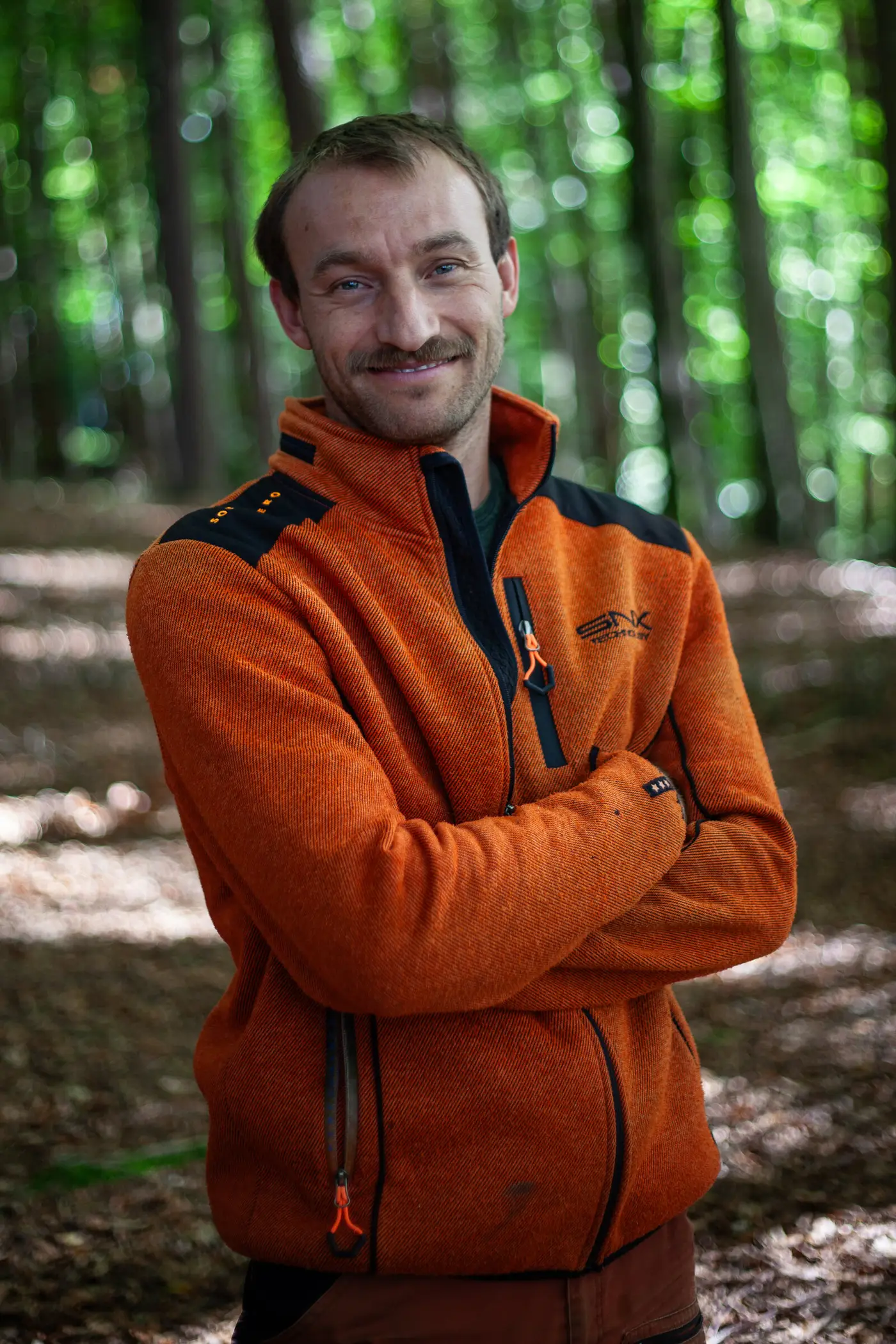 Michael Stellbauer mit verschränkten Armen im Wald